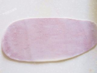 9、红曲酥，中式糕点,擀成牛舌状