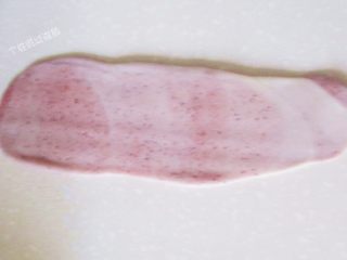 11、红曲酥，中式糕点,松弛后再擀成牛舌状