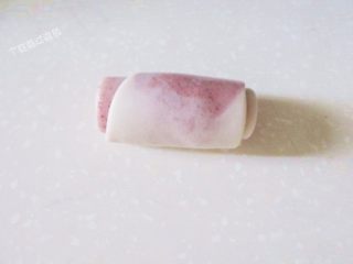 12、红曲酥，中式糕点,自上而下卷起来。全部完成后再盖保鲜膜静置10分钟