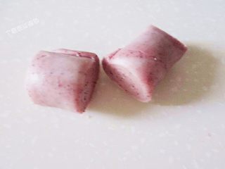 13、红曲酥，中式糕点, 取一个面团，从中间切开