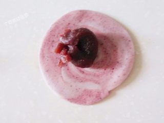 15、红曲酥，中式糕点,翻面后包裹豆沙馅