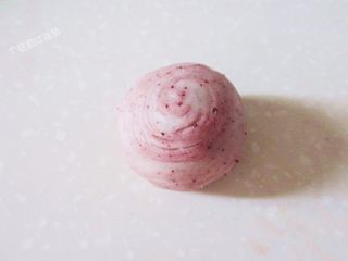 16、红曲酥，中式糕点,收口捏紧向下