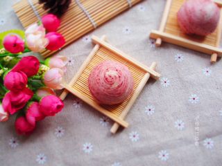 17、红曲酥，中式糕点,入预热好的烤箱，180度，中层，上下火，25分钟