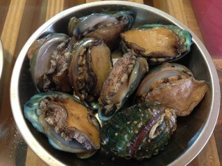 3、鲍鱼海鲜粥,鲍鱼洗净