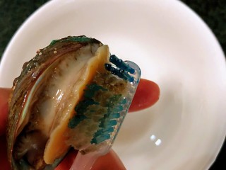 4、鲍鱼海鲜粥,用牙刷刷干净