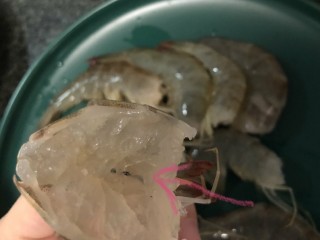 8、鲍鱼海鲜粥,用剪刀开背，用牙签挑出黑色的虾线
