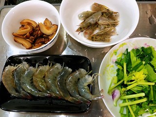 9、鲍鱼海鲜粥,芹菜洗净切段，材料备好
