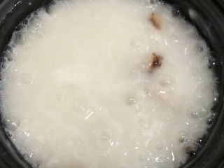 10、鲍鱼海鲜粥,粥先倒入香菇煮一会，差不多这个黏稠度就可以啦，煮了有20分钟，注意粥要一直看着和时不时的搅拌，如果粥泡太多了的话可以滴点花生油