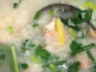 11、鲍鱼海鲜粥,把腌制好的鲍鱼片和虾倒入锅中，倒入虾头炒出的油，待虾变成红色，加入东菜，加入芹菜