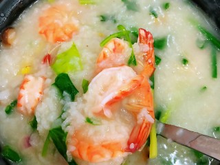 12、鲍鱼海鲜粥,加香葱和香菜，尝一尝味道加入适量的盐就可以出锅啦