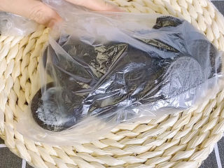 2、芒果慕斯蛋糕,用保鲜袋装起来，用擀面杖敲碎