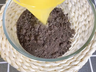 3、芒果慕斯蛋糕,倒入容器，加入40克融化的黄油，黄油要用小碗隔热水融化