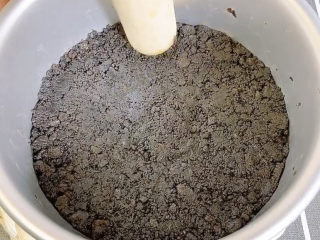 4、芒果慕斯蛋糕,搅拌均匀后，用工具给压平压实，入冰箱冷藏备用