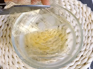 6、芒果慕斯蛋糕,吉利丁剪小块，放冰水中软化，大概两分钟就好了