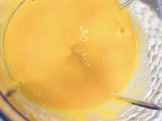 7、芒果慕斯蛋糕,取250克果肉打成果泥