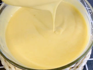 12、芒果慕斯蛋糕,接下来只需将奶油和芒果液混合即可，慕斯部分就做好了