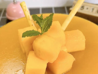 17、芒果慕斯蛋糕,时间到，脱膜，装饰一下