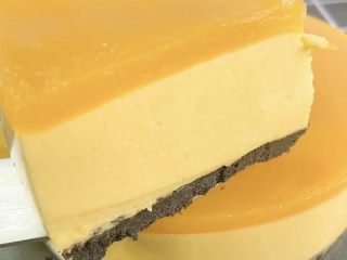 18、芒果慕斯蛋糕,做好的慕斯，口感细腻，芒果味十足，超级好吃