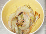 2、海虾粥,浸泡大米的时候,清洗海虾,去虾线去须,洒料酒略微腌去腥