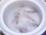 6、海虾粥,大米开花后,粥变得比较浓稠,加入虾继续熬煮