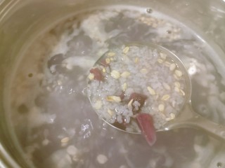 11、紫薯燕麦粥,由于紫薯的加入 汤汁慢慢变成紫色