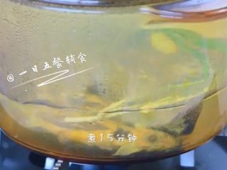 1、宝宝泥鳅粥,锅中放水，加入泥鳅，姜葱，大火煮开转小火煮15分钟。