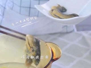 2、宝宝泥鳅粥,时间到，将泥鳅夹出来。