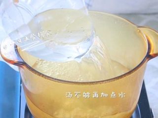 3、宝宝泥鳅粥,开始煮粥，如果汤不够再加点水。