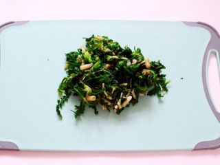 5、养生营养的荠菜虾皮鸡蛋汤,把焯过水的荠菜用刀切成段备用。