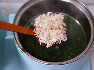 7、养生营养的荠菜虾皮鸡蛋汤,加入提前洗净的淡干虾皮。