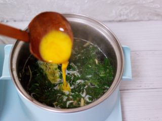 9、养生营养的荠菜虾皮鸡蛋汤,这个时候把打散的鸡蛋液，慢慢倒入锅中。