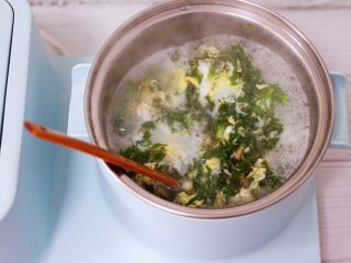 10、养生营养的荠菜虾皮鸡蛋汤,大火继续煮开后，看见鸡蛋液凝固成蛋花的时候。