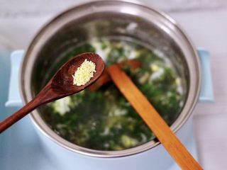 13、养生营养的荠菜虾皮鸡蛋汤,再加入鸡精提鲜味。