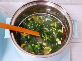 16、养生营养的荠菜虾皮鸡蛋汤,大火煮沸后即可关火。