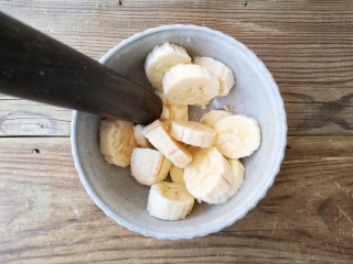 2、全麦土司香蕉派——无油低卡健身餐,将香蕉去皮切片。