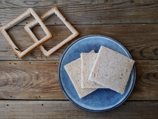 5、全麦土司香蕉派——无油低卡健身餐,将土司切边。