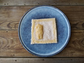 7、全麦土司香蕉派——无油低卡健身餐,在另一边填上香蕉泥，边上涂蛋液。