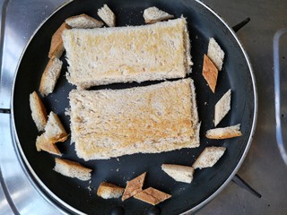 10、全麦土司香蕉派——无油低卡健身餐,中小火烘至一面金黄后翻面。