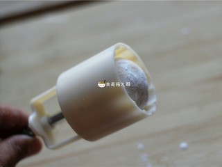 9、红薯/紫薯糯米糕,将红薯球滚一圈糯米粉再放入模具中(也可以在模具中撒些糯米粉防止不好脱模)