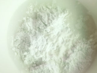 2、玫瑰豆沙糯米饼,加入适量清水