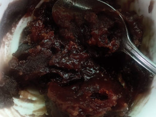 4、玫瑰豆沙糯米饼,豆沙和玫瑰花酿放入碗中拌匀