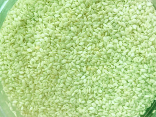 8、玫瑰豆沙糯米饼,准备好白芝麻