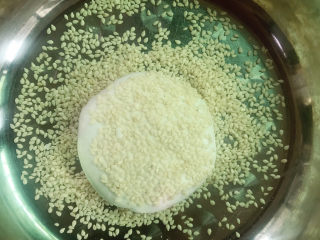 10、玫瑰豆沙糯米饼,翻面让整个饼都裹上白芝麻