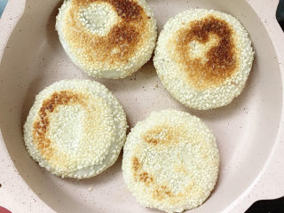 14、玫瑰豆沙糯米饼,翻面将另外一面也煎至金黄