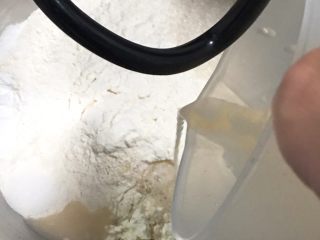 2、快速早餐吐司片-鸡蛋味,清水加温至37度,发酵粉倒入温水中孵化,再倒入厨师机。