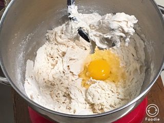 4、快速早餐吐司片-鸡蛋味,加入鸡蛋。