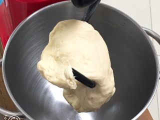 6、快速早餐吐司片-鸡蛋味,面粉已经结团,面团光滑。