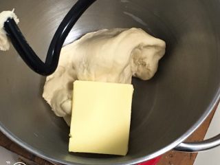 7、快速早餐吐司片-鸡蛋味,加入黄油。