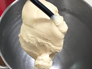 8、快速早餐吐司片-鸡蛋味,继续揉面20分钟。