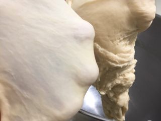 9、快速早餐吐司片-鸡蛋味,面团自然出手套膜。